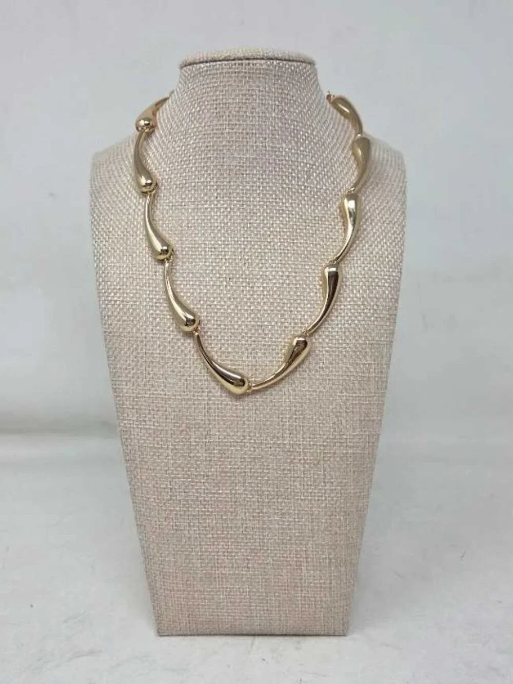 New Anthropologie drippy bean necklace in gold